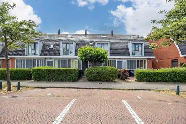 Uitgebouwde tussenwoning met vier slaapkamers, nieuwe keuken en romantische achtertuin
